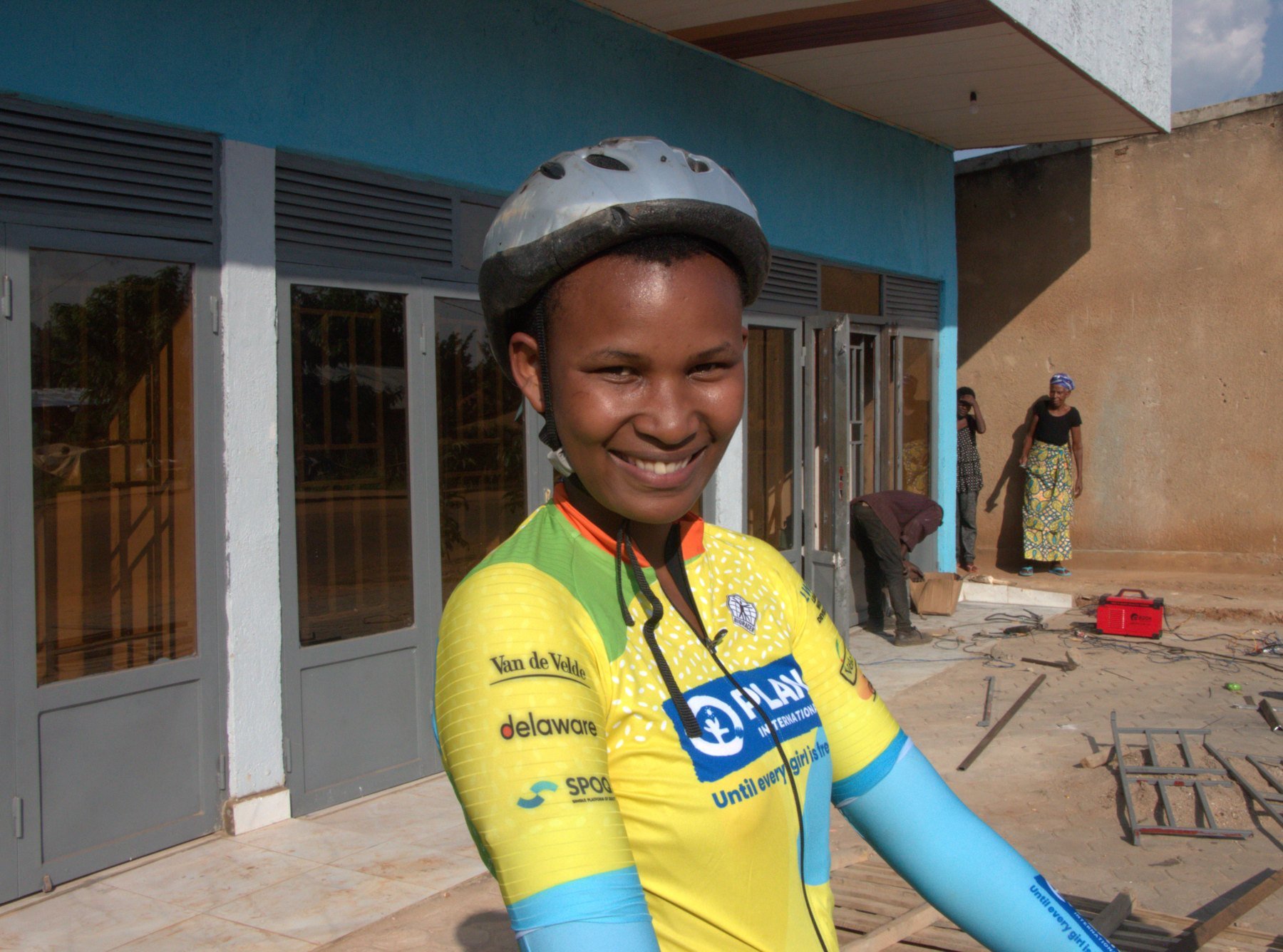 Olivia, originaire du Rwanda, à vélo