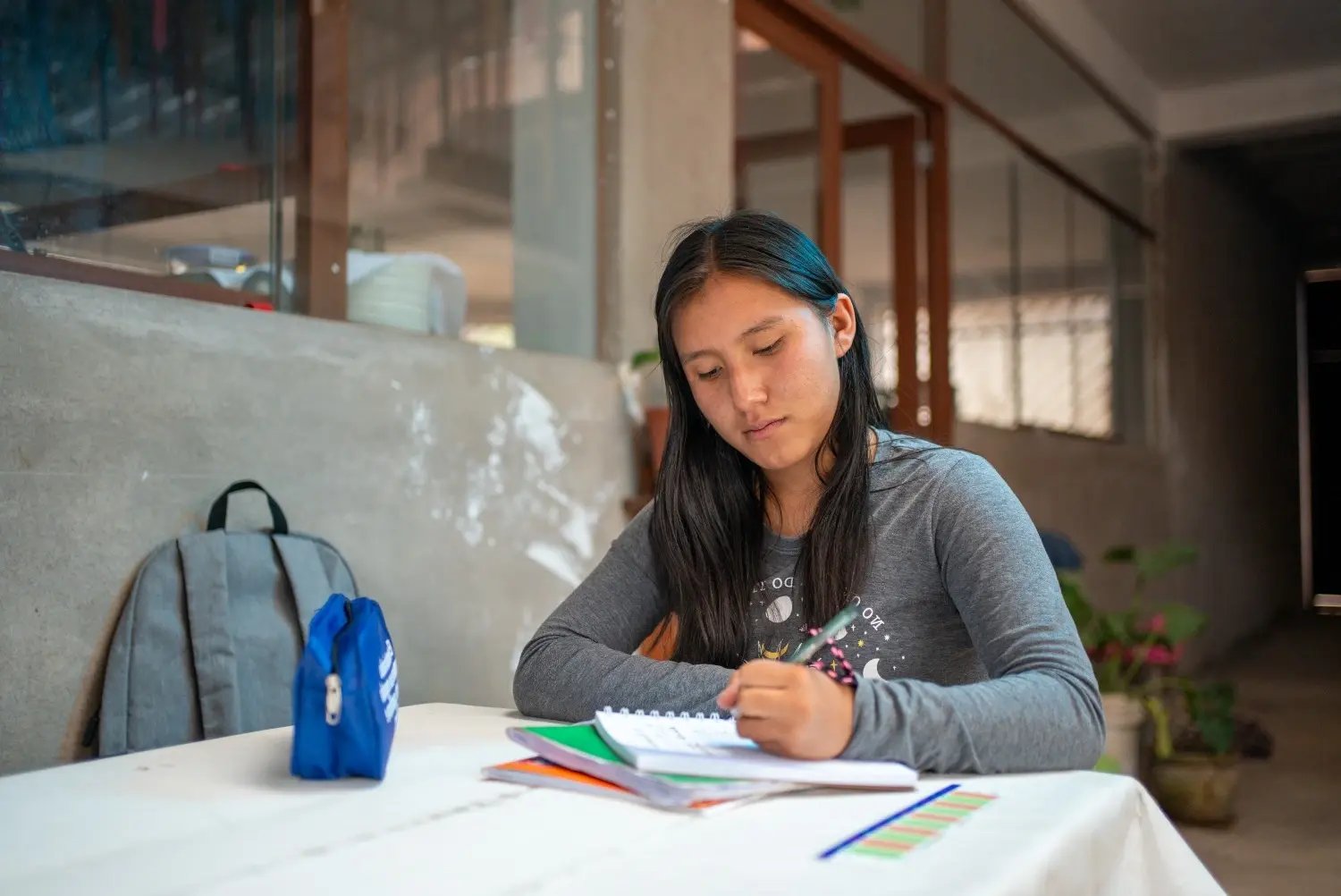 De 15-jarige Mitzy plant haar volgende workshop om het bewustzijn over gendergerelateerd geweld op haar school in Peru te vergroten.