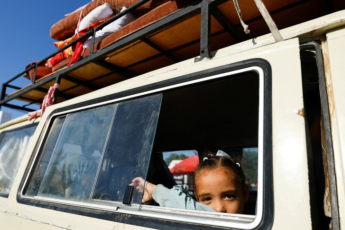 Jeune fille dans une voiture qui fuit les bombardements à Gaza