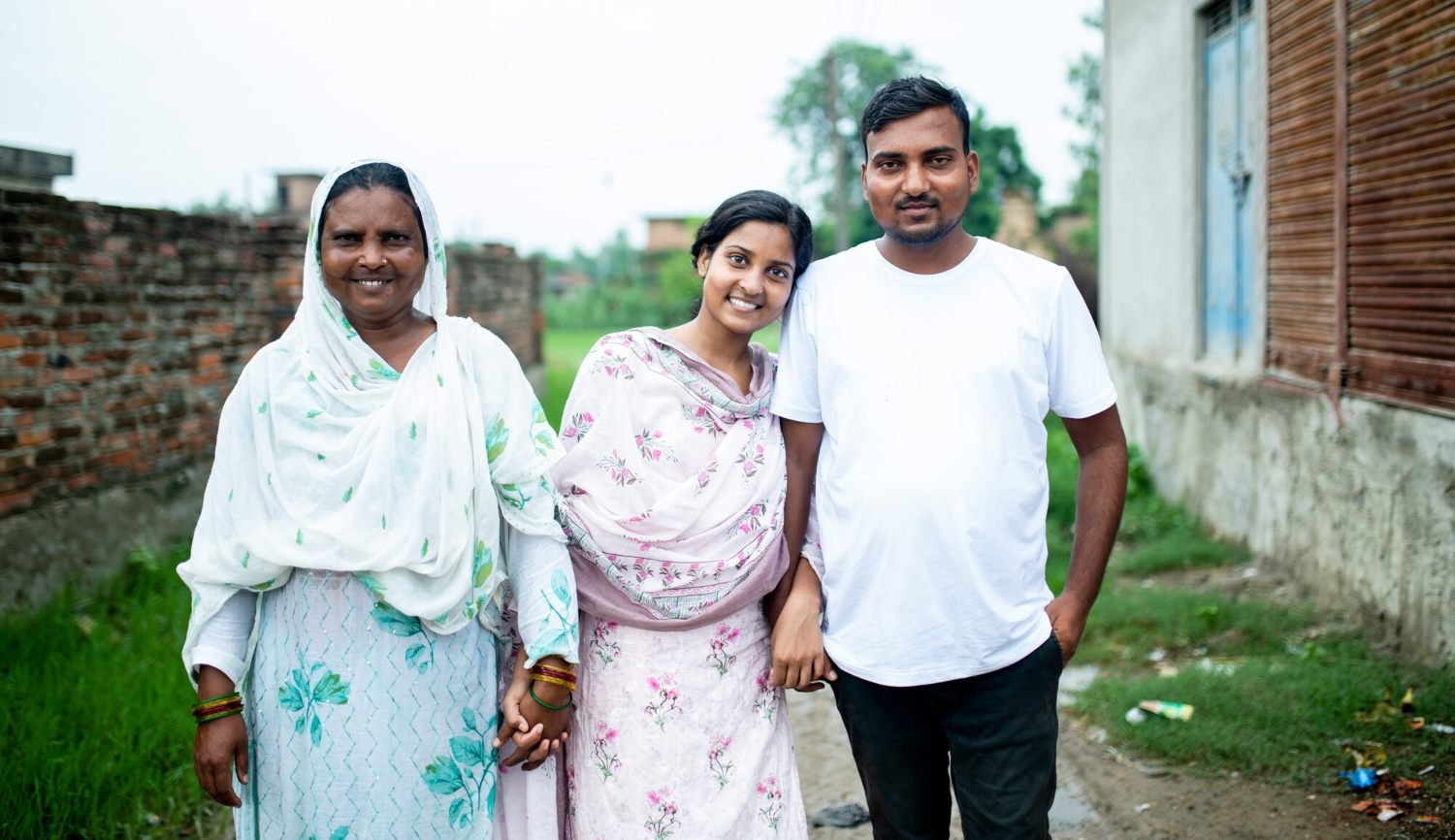 Rahimat avec ses parents dans leur village de l'ouest du Népal
