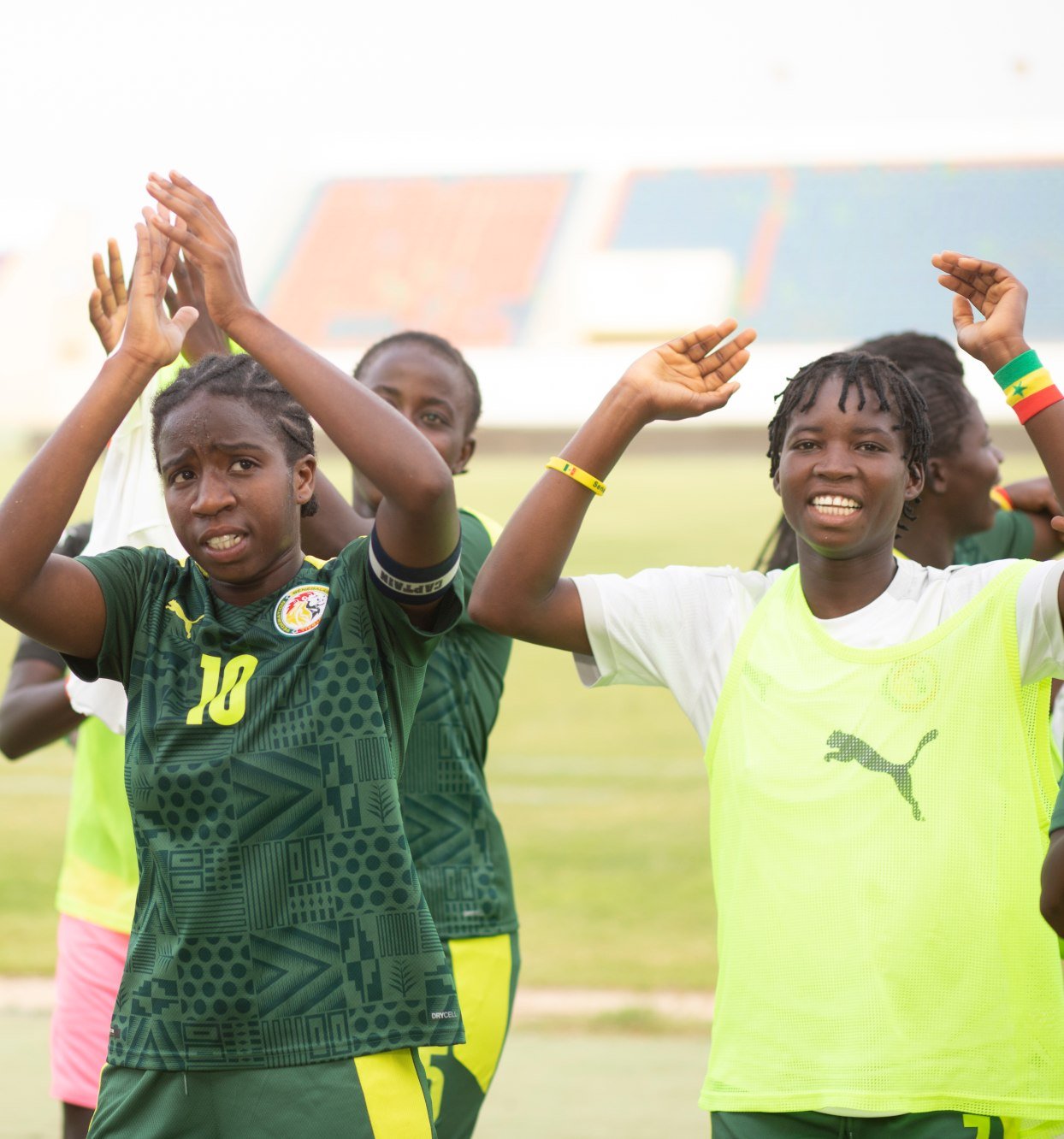 De jeunes Sénégalaises combattent les stéréotypes de genre lors d'un match de football. @Plan International Belgique.