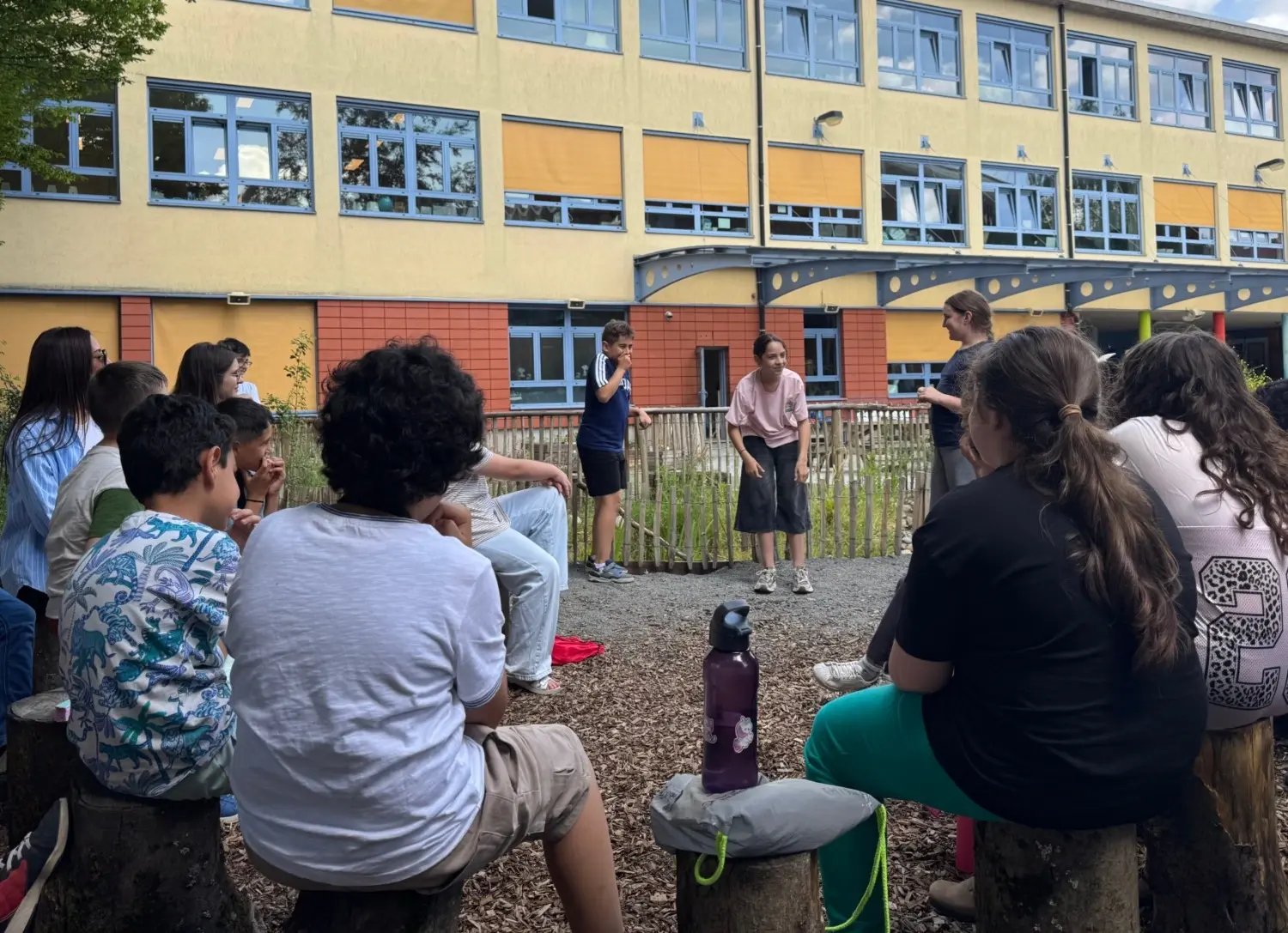 Les jeunes élèves de Fédération Wallonie Bruxelles, debout dans une salle de sport, apprennent à bien réagir en cas de violences sexistes. 