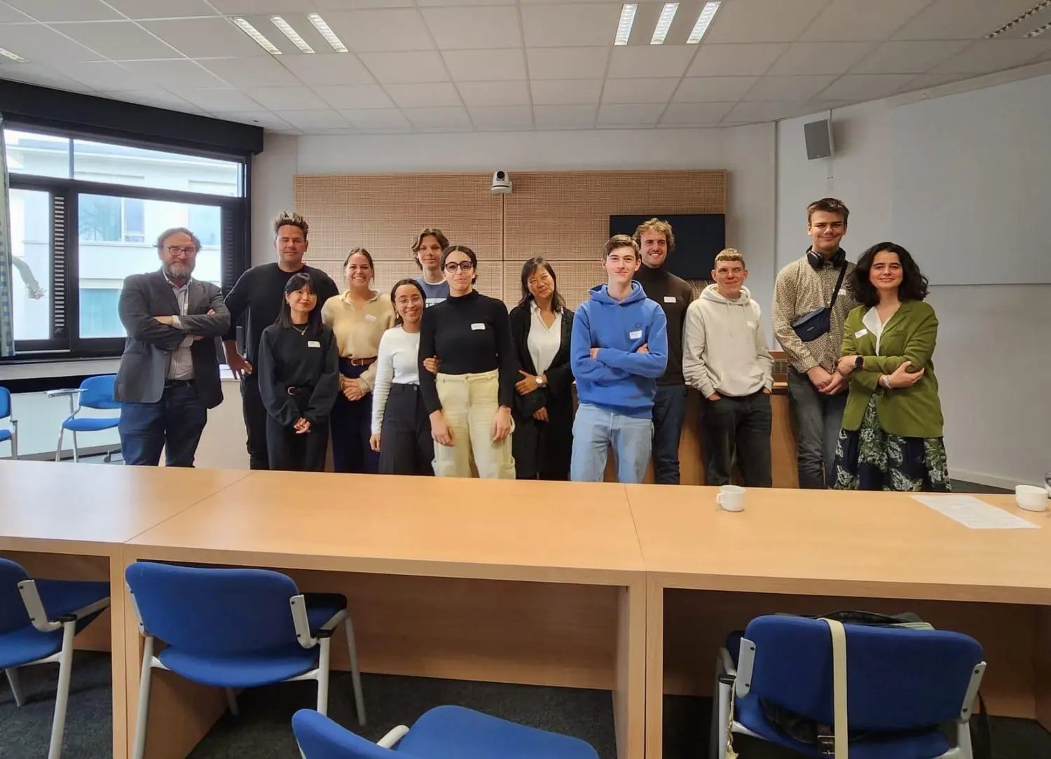 Groepsfoto genomen tijdens het slotevent van het project op de Universiteit van Antwerpen. Van links naar rechts: Romeo Matsas (Plan International België), Pieter Van Leugenhagen (yondr), Phuong Tran (yondr), Flore De Witte (Plan International België), Lamya (jongere), Lukas (jongere), Aliya (jongere), Fiona Ang Chun Li (De Aanstokerij), Matthijs (jongere), Steven Solia (De Aanstokerij), Bavo (jongere), Camile (jongere) en dr. Karolien Poels (Universiteit Antwerpen). 