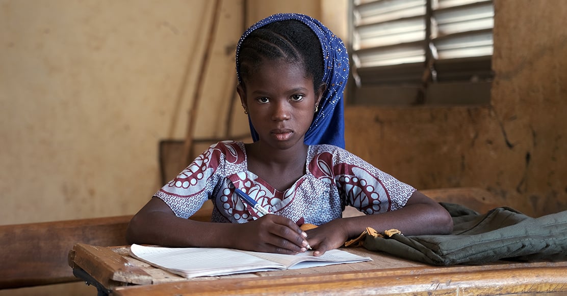 Salimata, 12 ans, Mali, a pu retourner à l’école après avoir dû fuir son domicile à cause de la faim et des conflits(featured)