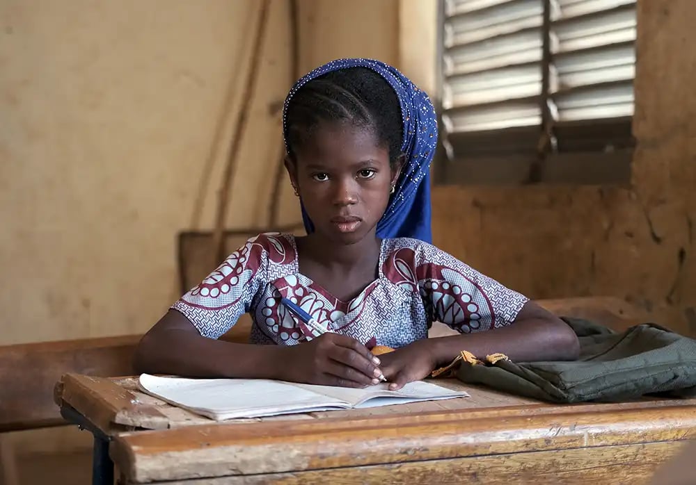 Salimata, 12 ans, Mali, a pu retourner à l’école après avoir dû fuir son domicile à cause de la faim et des conflits.