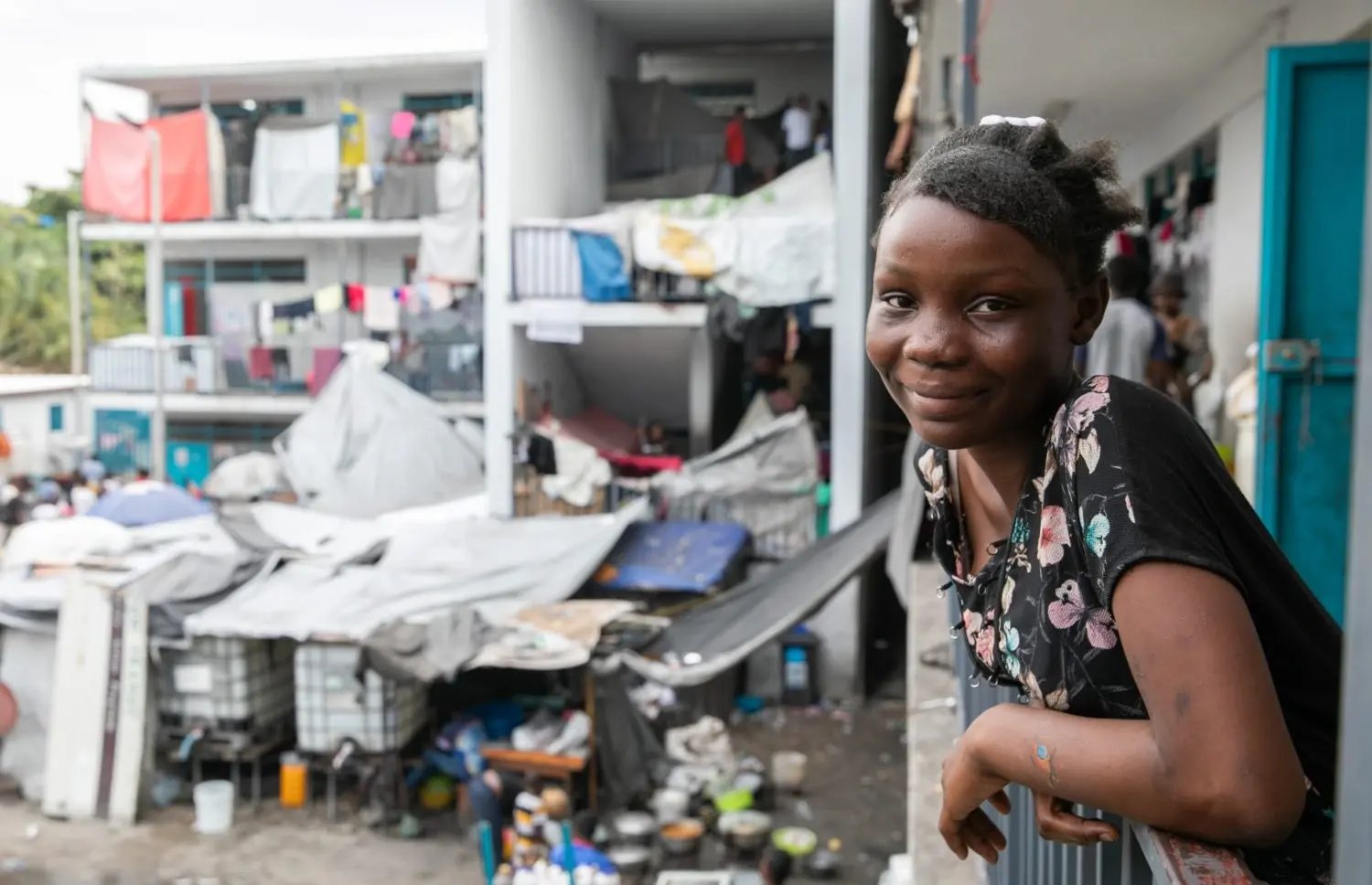 Sandra, 13 ans, dans le camp pour personnes déplacées où elle vit maintenant 