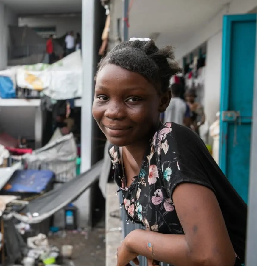 Sandra, 13 ans, dans le camp pour personnes déplacées où elle vit maintenant 