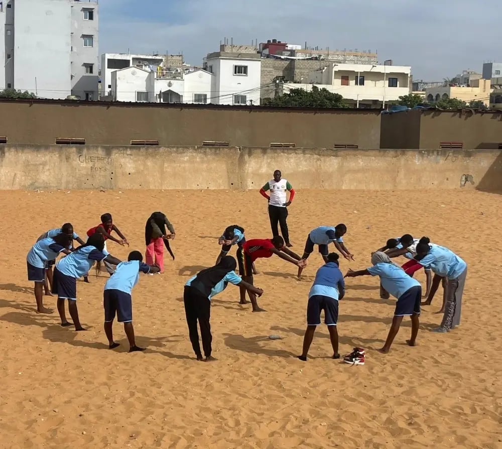 Atletiektraining op het strand in Senegal voor het project Athletics for Future van Plan International.