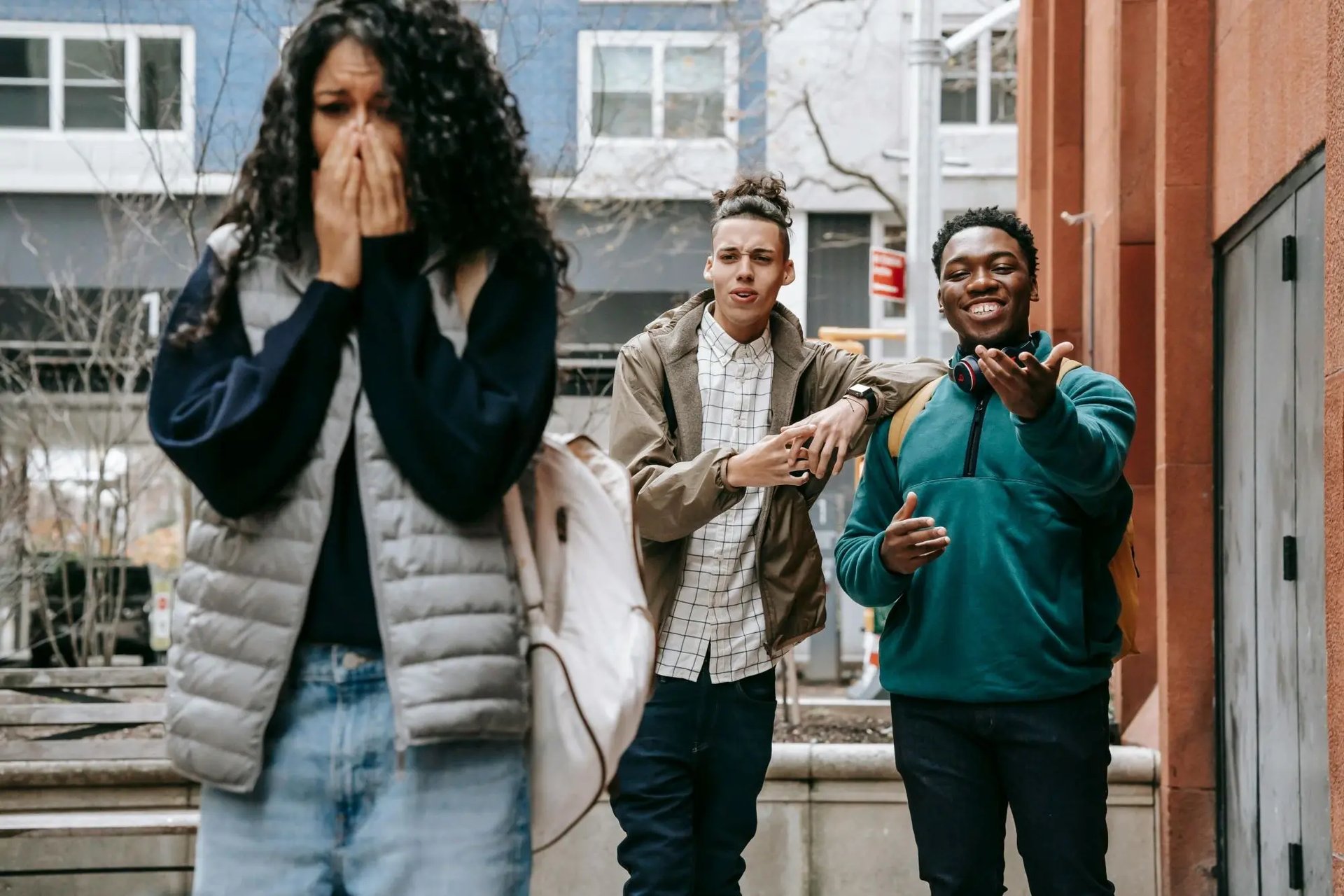 Le harcèlement sexuel, ici dans la rue, est malheureusement une réalité vécue au quotidien pour de nombreuses filles. 