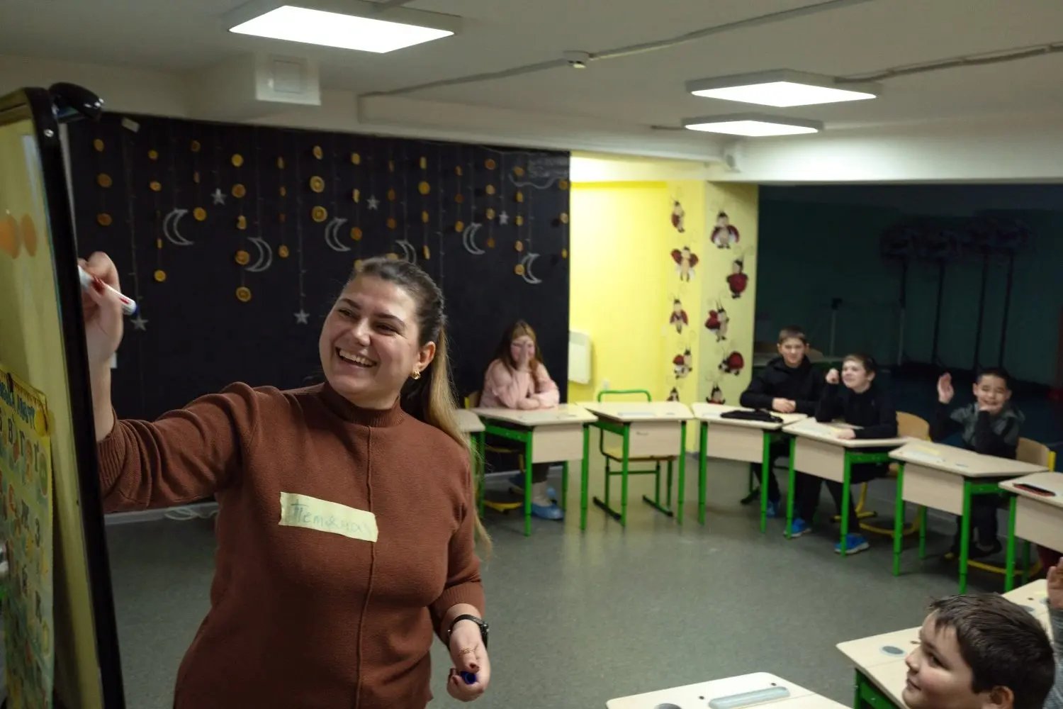 Tetiana, une enseignante ukrainienne, a fui son domicile à cause du conflit. Pour soutenir ses enfants et ses élèves, elle s'est inscrite au programme de formation Safe Space, qui s’appuie sur des techniques de soutien émotionnel.