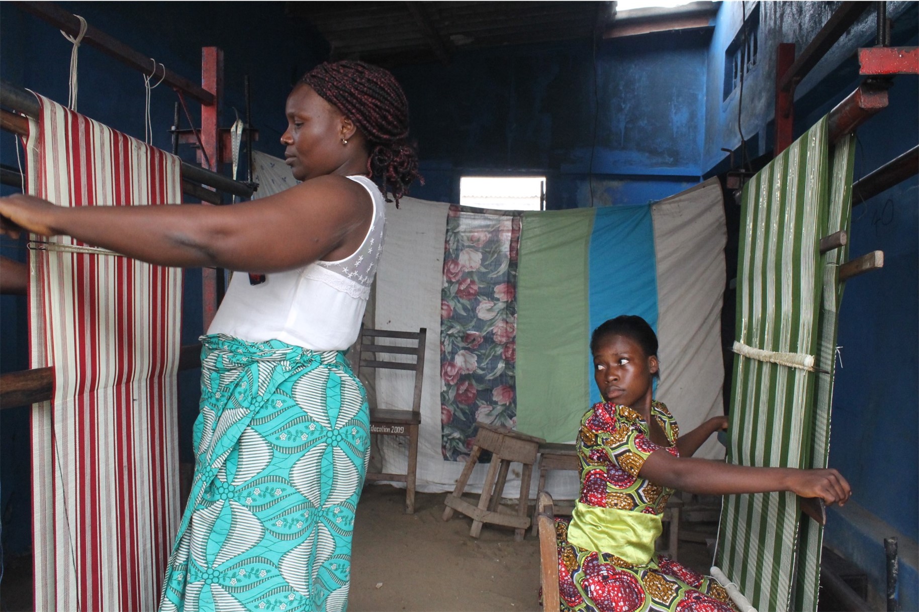 Twee vrouwen weven in Benin. 