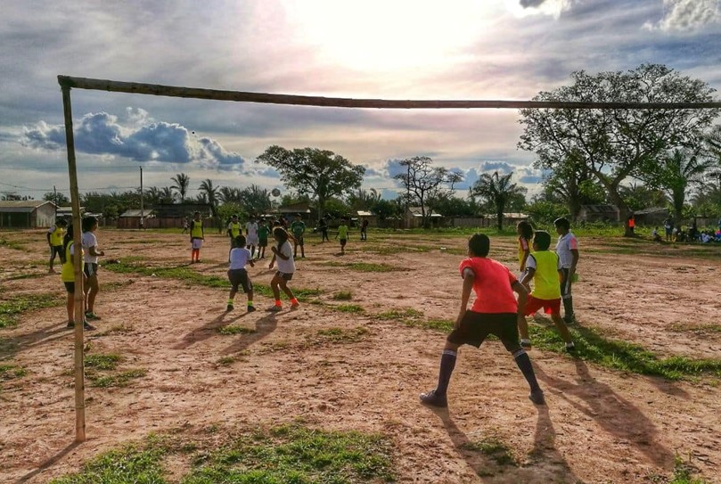 Des filles jouent sur un terrain de football.