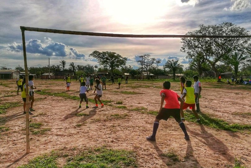 Meisjes voetballen om gendernormen uit te dagen.