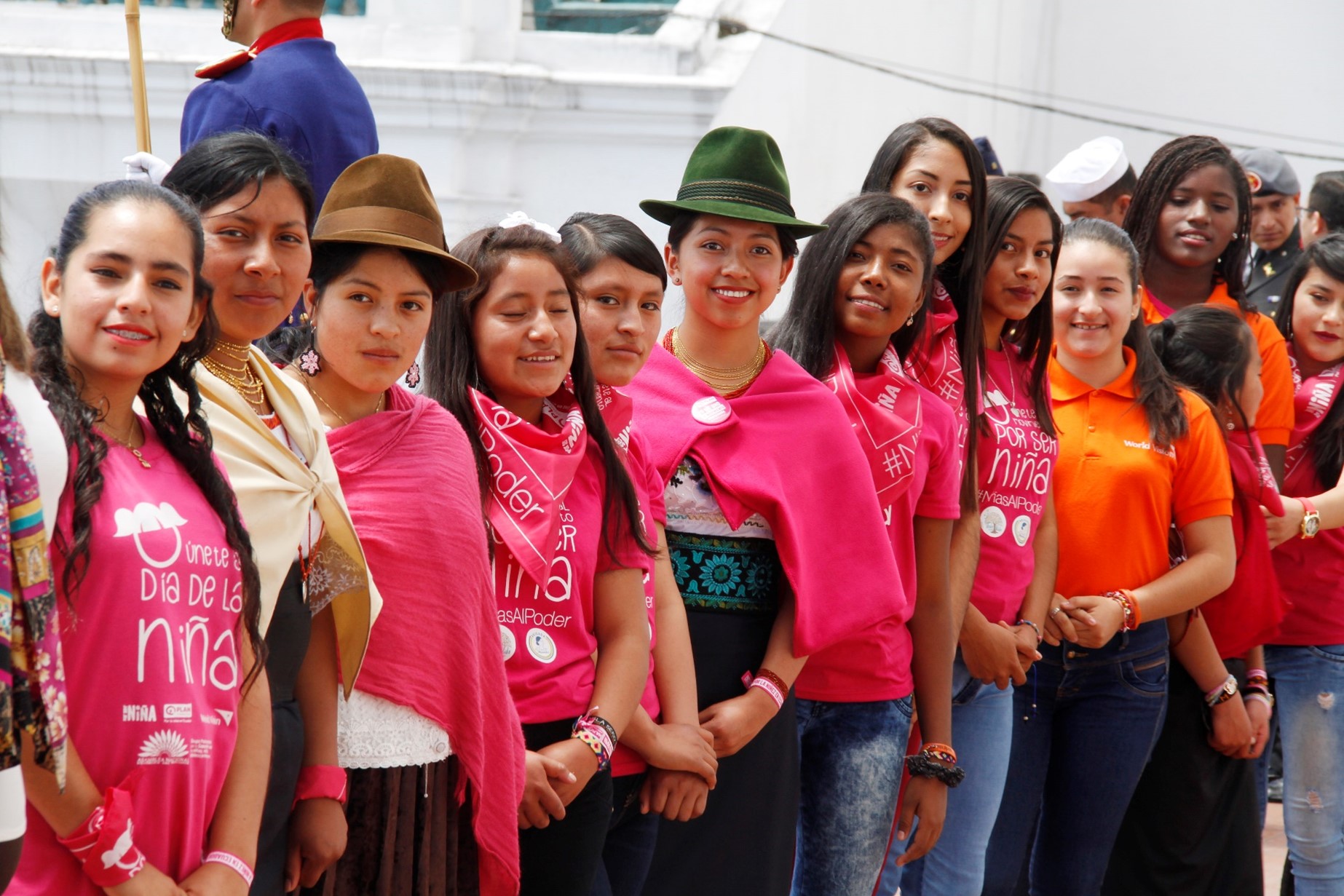 Ecuadoraanse meisjes naast elkaar.