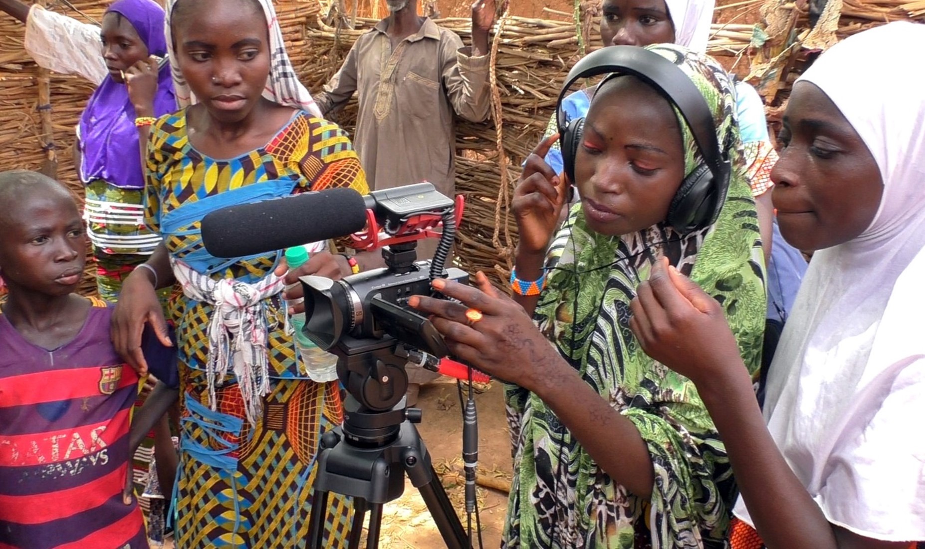Jonge Nigeriaanse journalisten filmen getuigenissen.