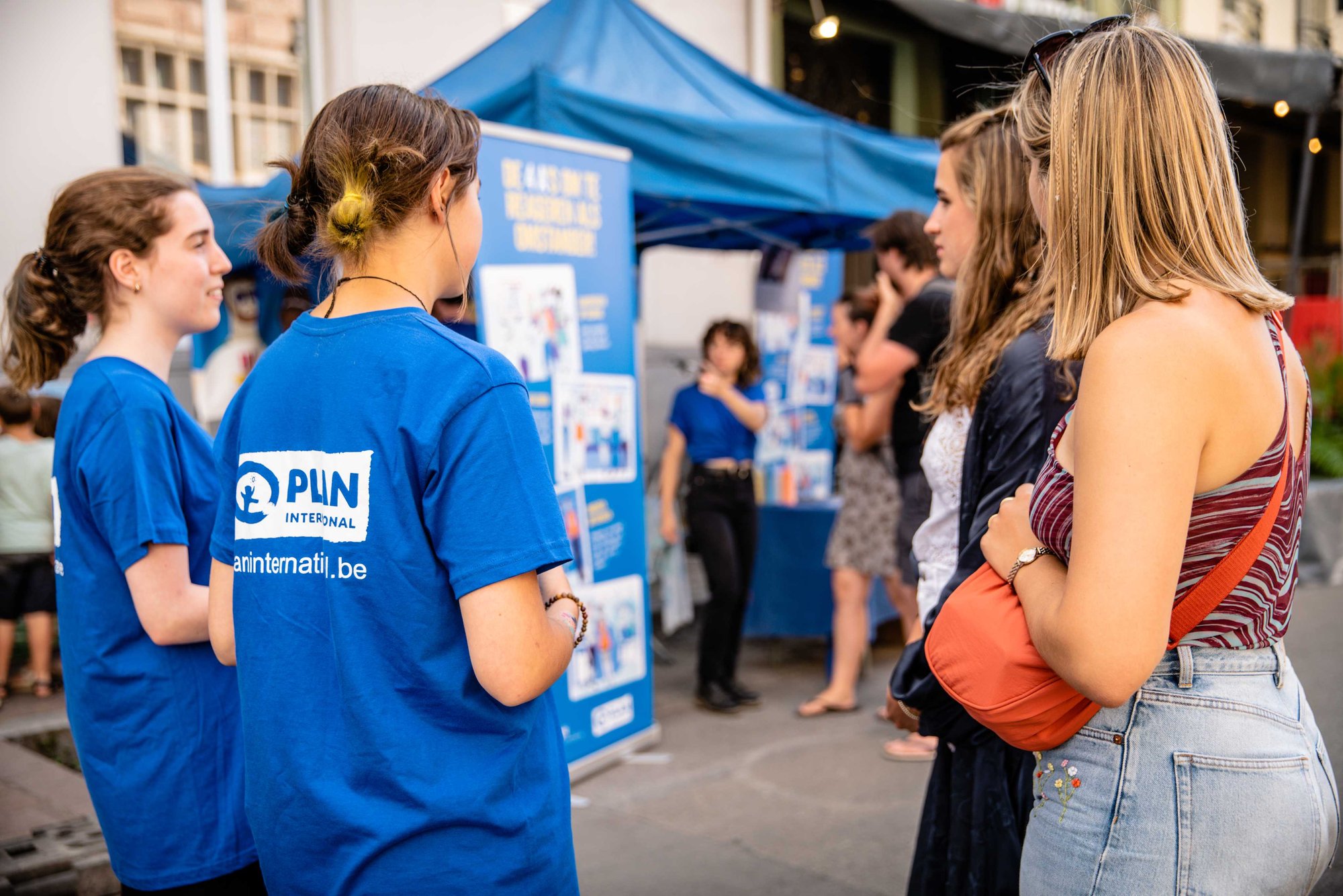 Jonge vrijwilligers van Plan International België sensibiliseren andere jongeren.