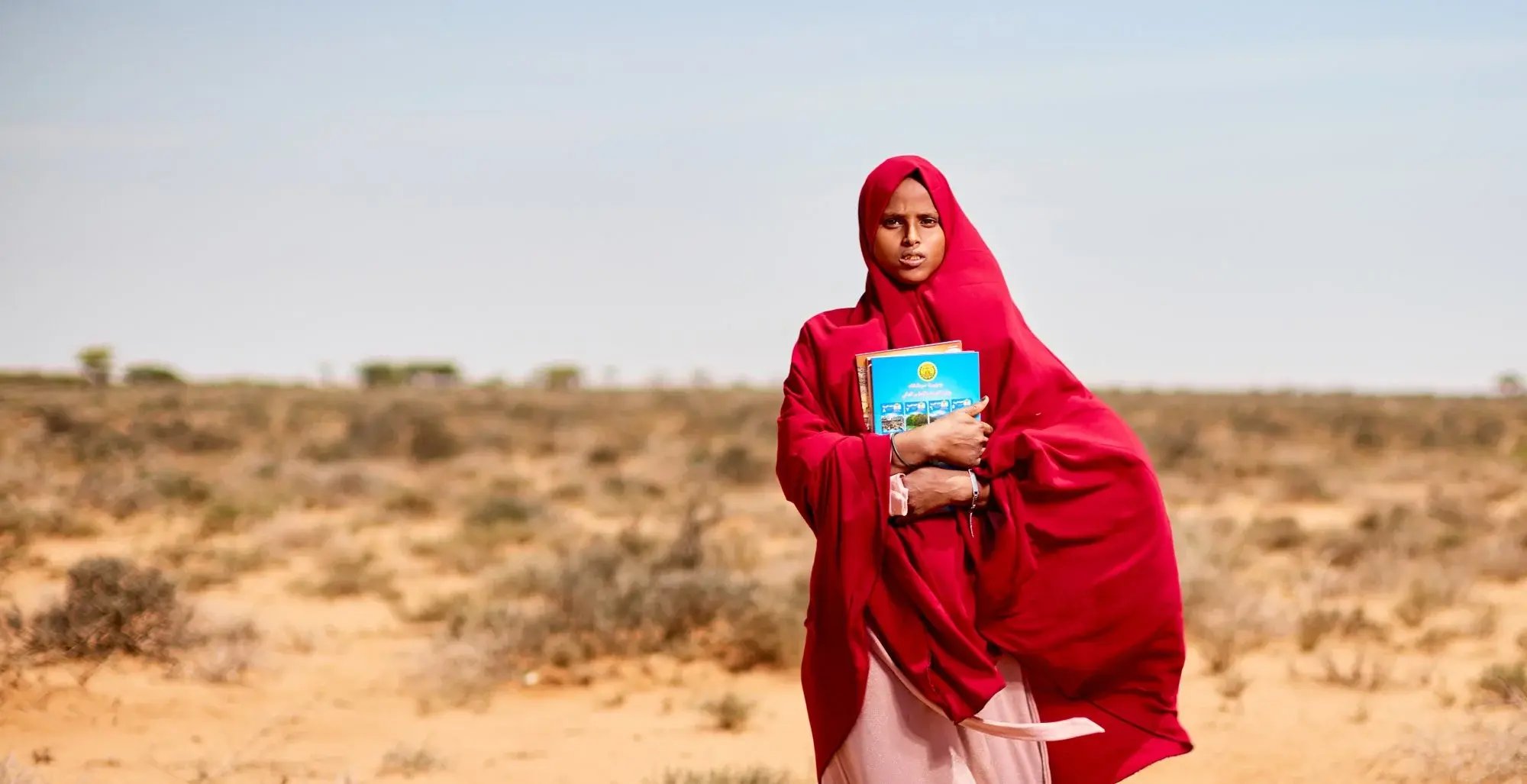 Jeune filles avec des livres scolaires dans les bras