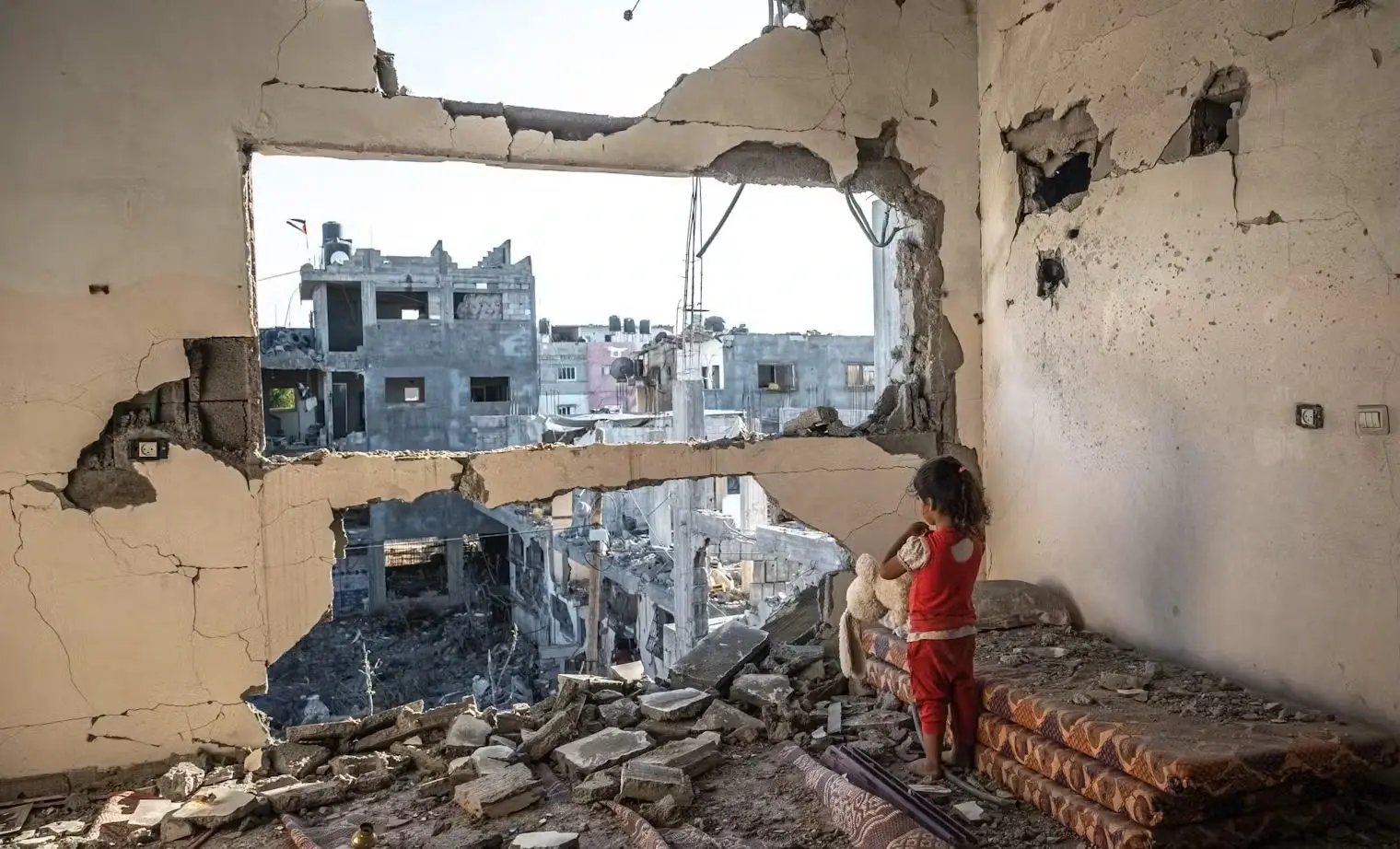Jong meisje in een flat verwoest door bombardementen in gaza
