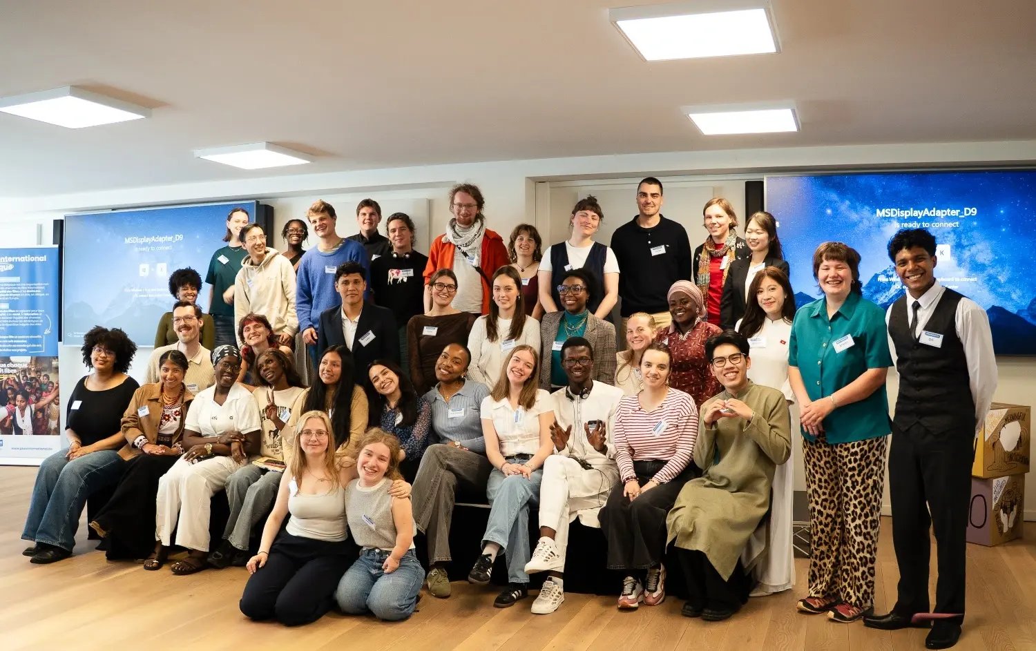 Belgische jongeren en jongeren uit partnerlanden wisselen ideeën uit en werken samen aan aanbevelingen tijdens interactieve sessies in het Enabel Conference Center in Brussel. 