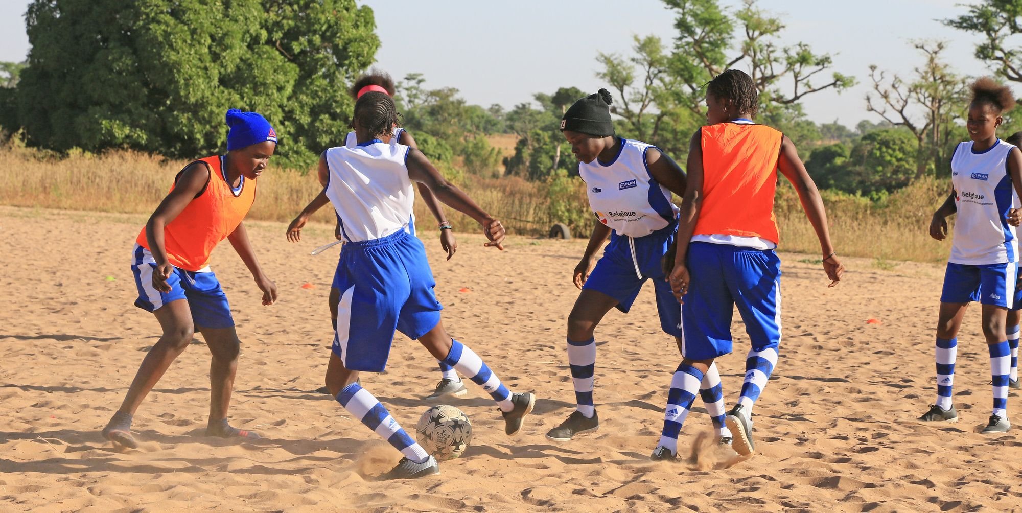 thies-girls-playing-football