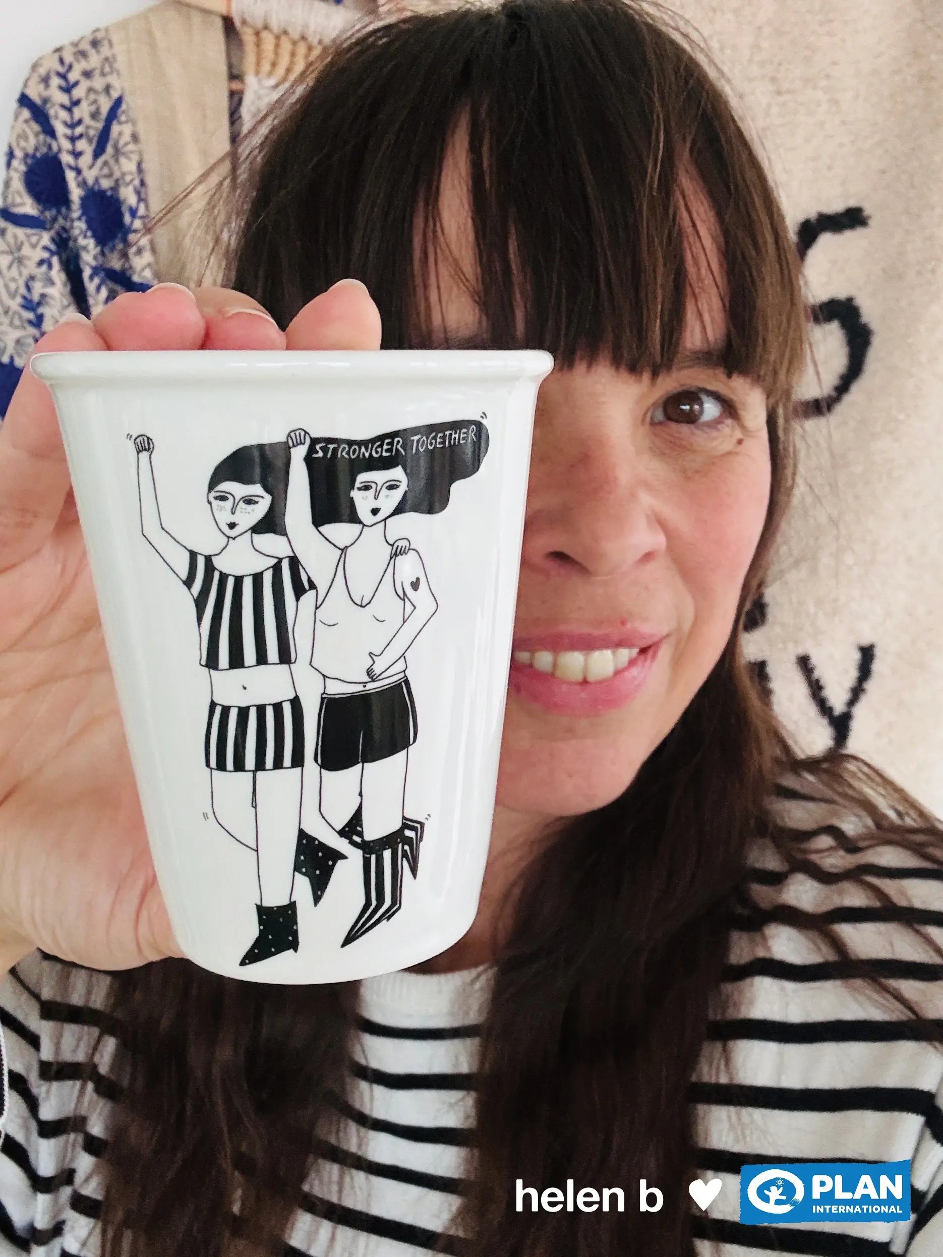 Illustratrice helen b met haar koffiebeker voor Internationale Vrouwendag 2026