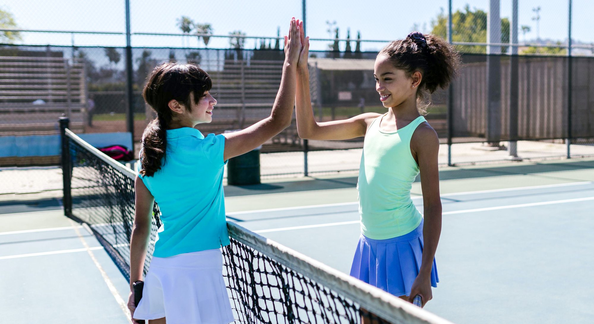 2-girls-playing-tenis