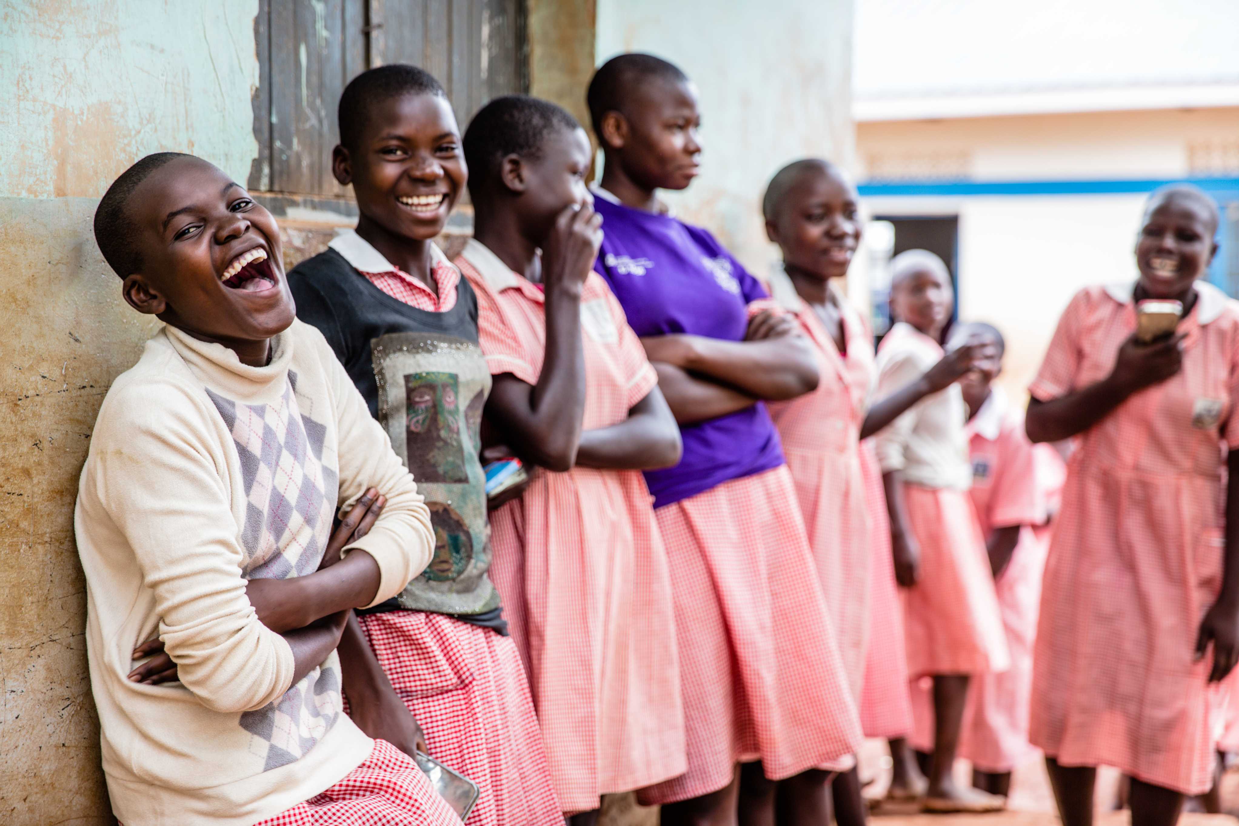 Adolescentes ougandaises qui rigolent en uniforme d'école.