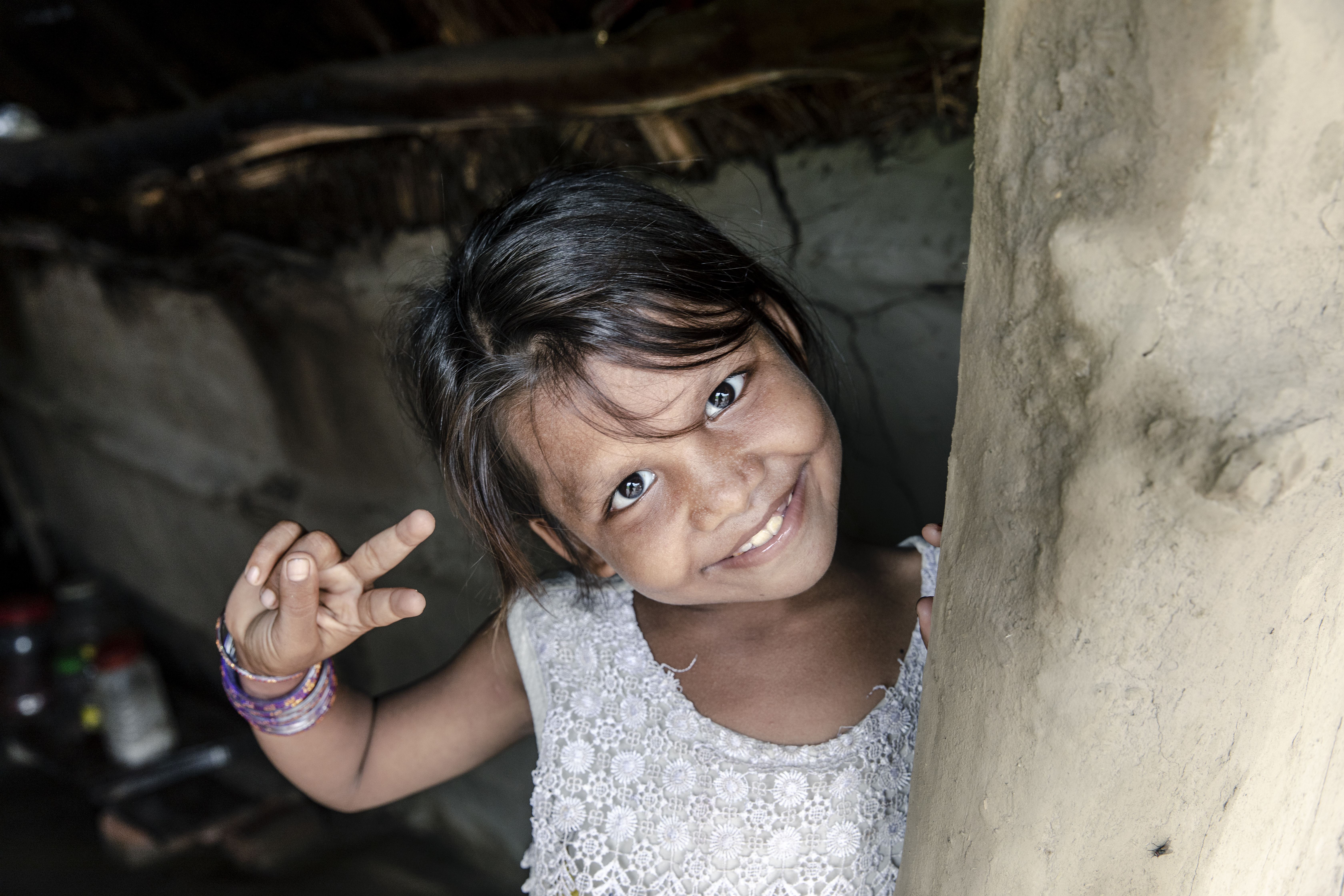 Petite fille népalaise souriant à la caméra.