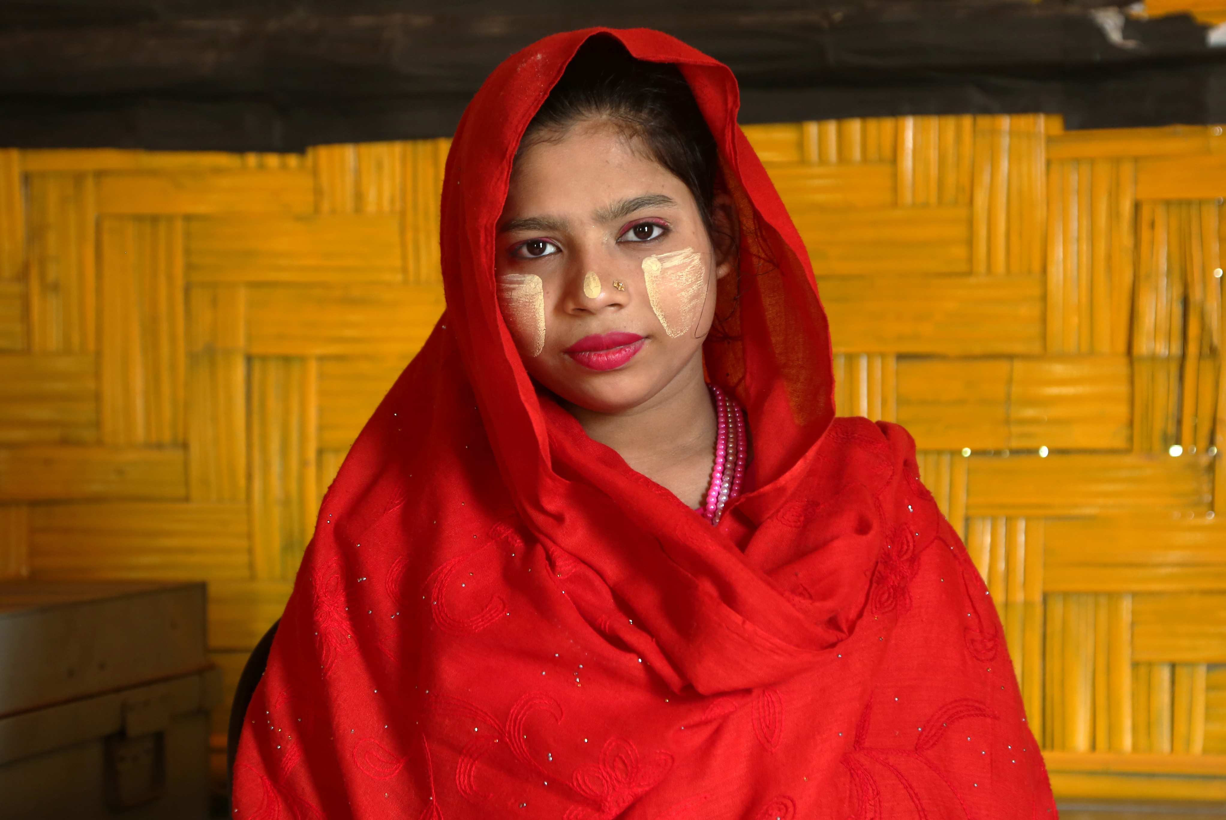 Une adolescente du Bangladesh regarde l'appareil photo