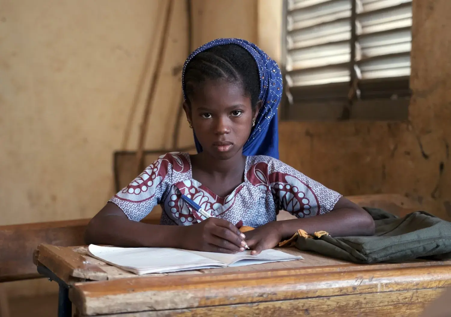 Jeune malienne sur les bancs de l'école