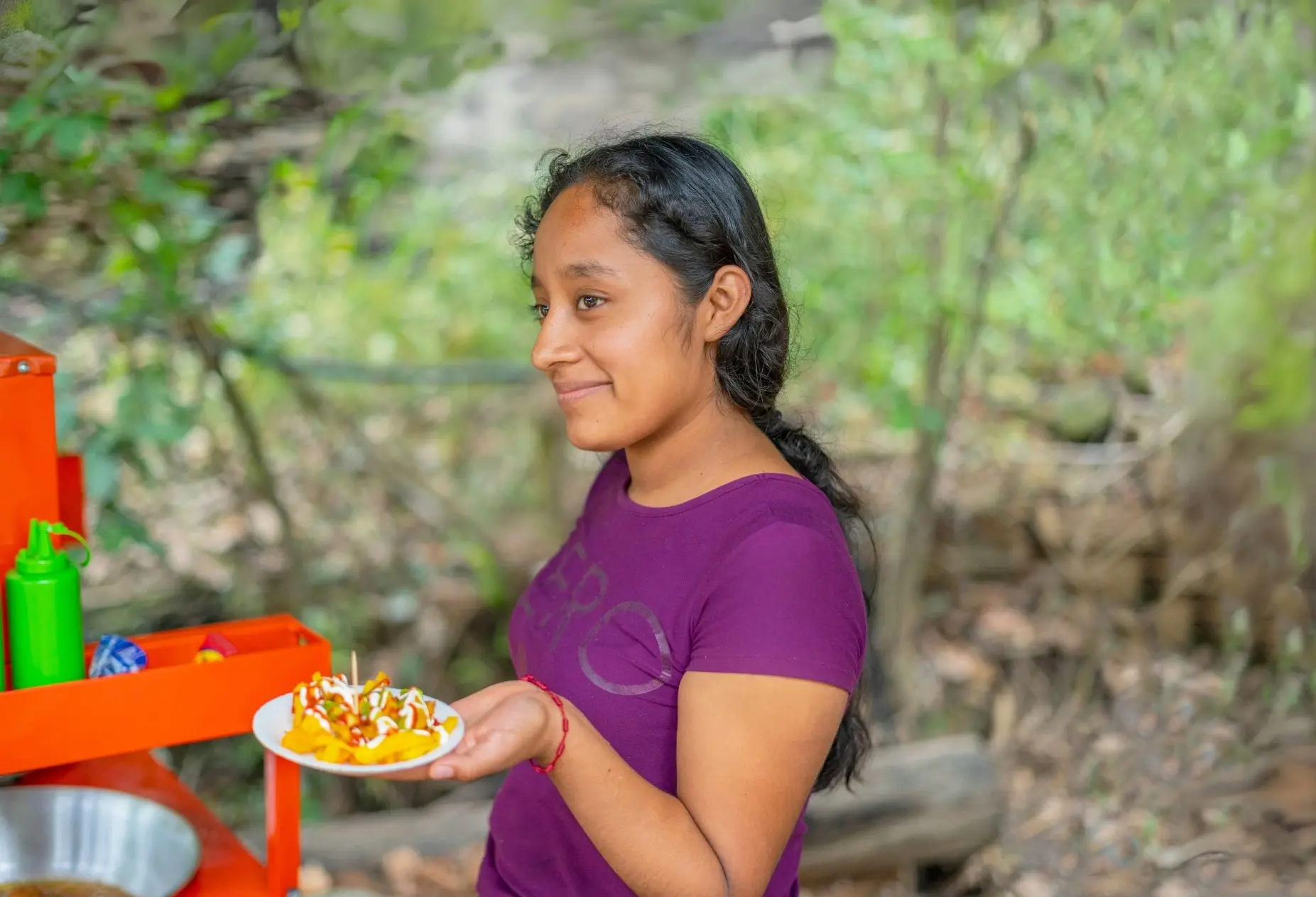 Na een korte opleiding, startte Yorlenny een eetkraam in haar dorp in Guatemala. Ze bereidt er tortilla’s, gefrituurde kip en aardappelgerechten. 