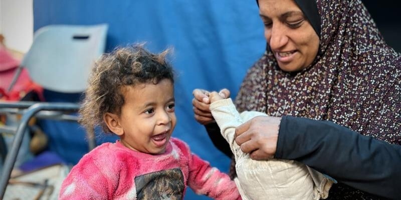 Suhad, 39 jaar, moeder van zeven kinderen, woont in het noorden van Gaza. Het voortdurende conflict heeft haar huis verwoest en de scholen gesloten. Ze worstelt om basisbehoeften zoals brood en water te krijgen. 
