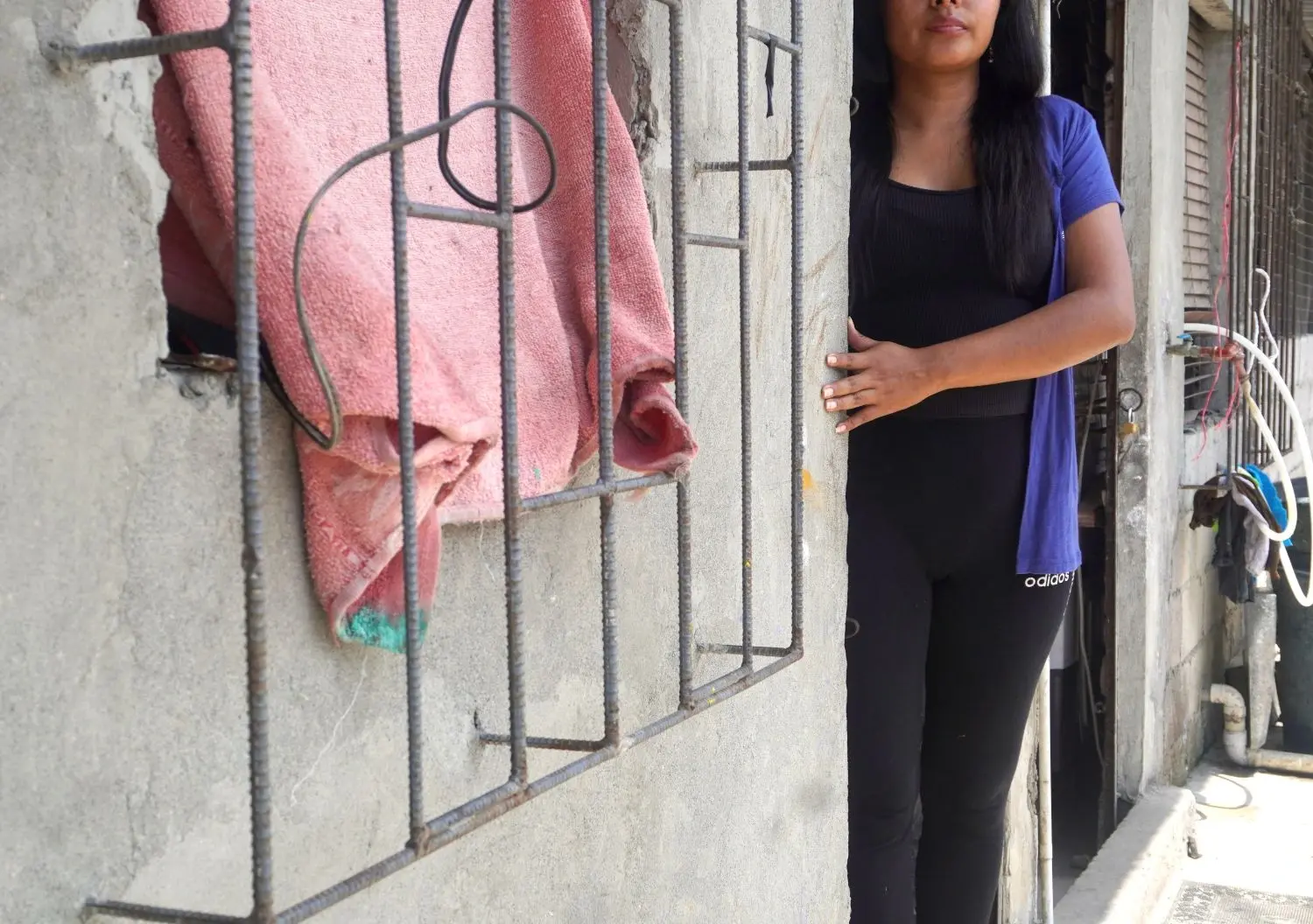 En union informelle à 15 ans, Kandy* a emménagé avec un époux rapidement devenu violent.