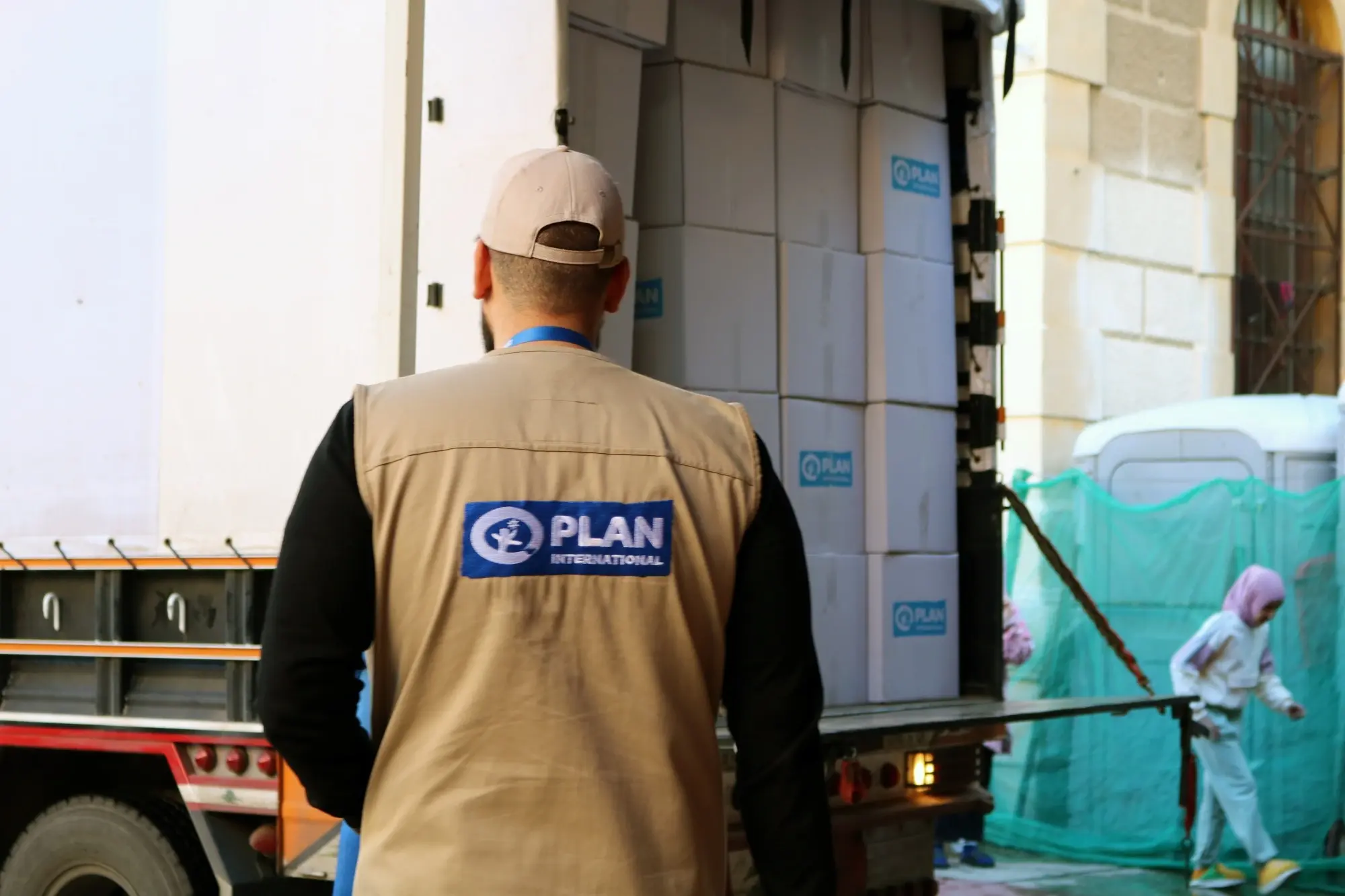 In Libanon delen teams van Plan International essentiële hulpgoederen uit aan inwoners die getroffen zijn door het conflict. 