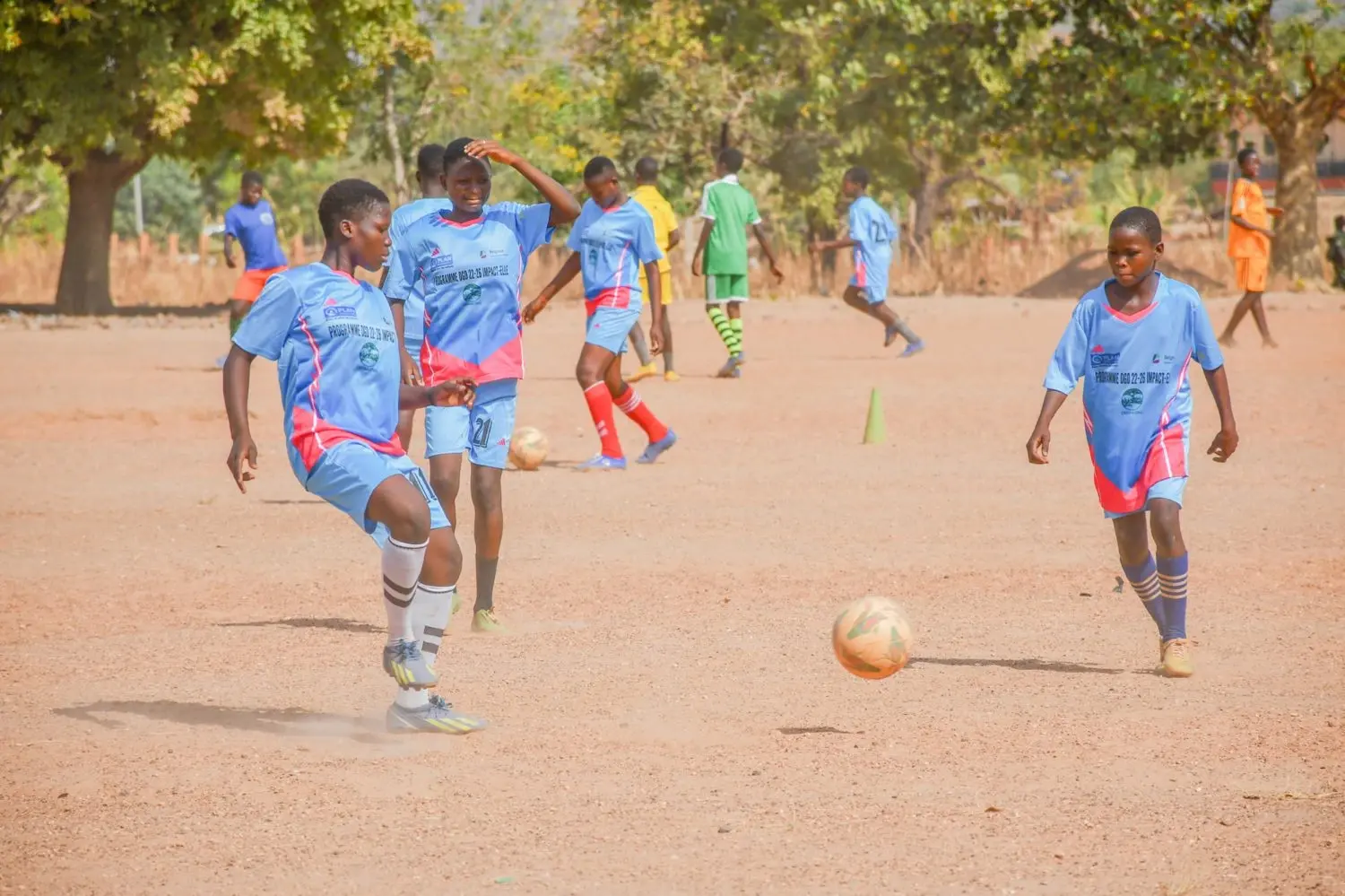 Jonge meisjes nemen deel aan ons sportproject in Benin.