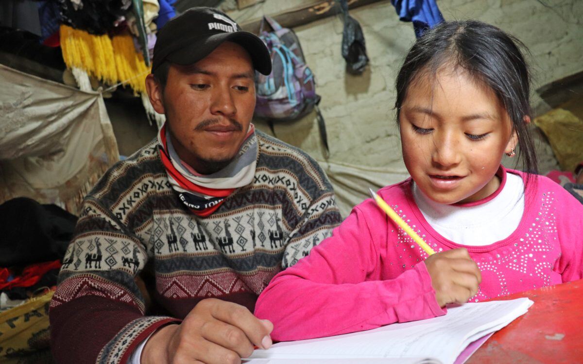 Fabián aidant sa fille avec ses devoirs