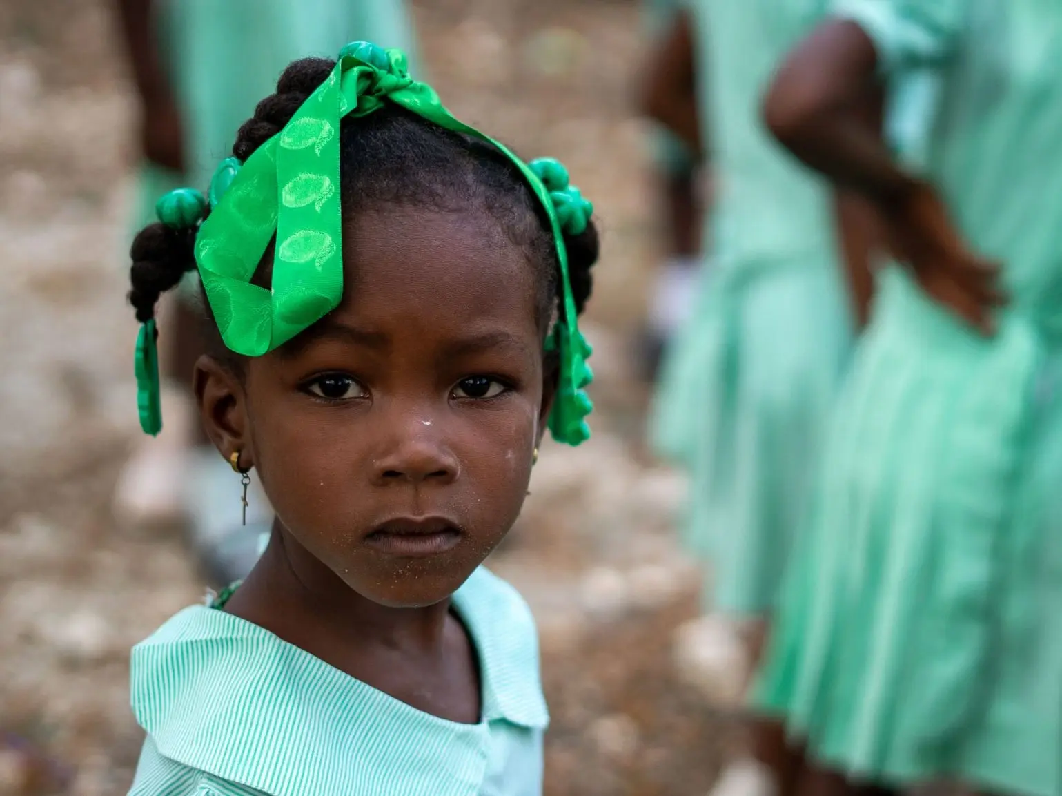 Jeune fille dans son uniforme scolaire 