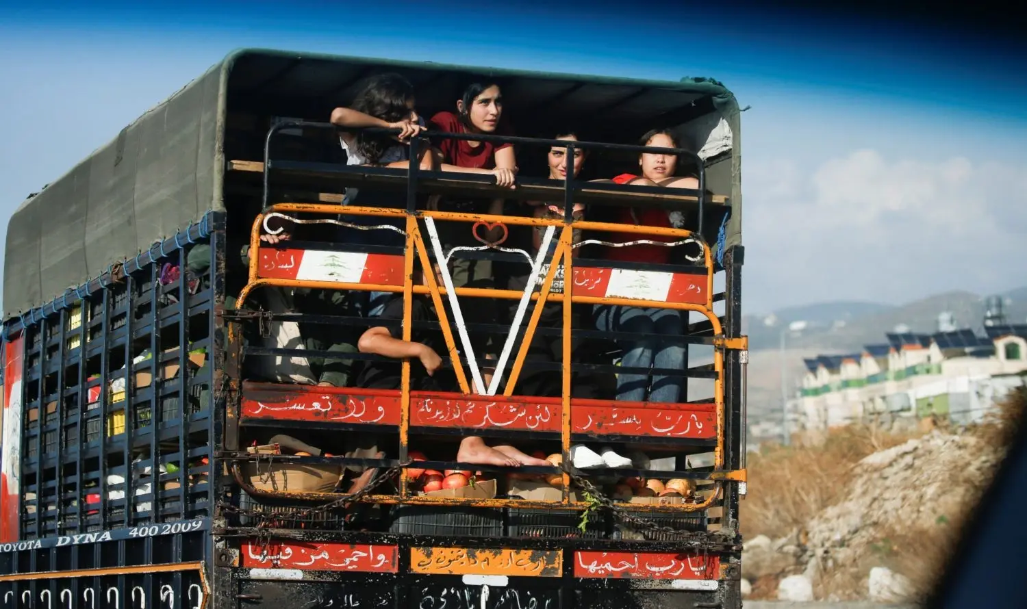 À cause du conflit armé Liban-Israël 2024, des enfants voyagent dans un camion du sud du Liban vers le Nord pour échapper aux bombardements.