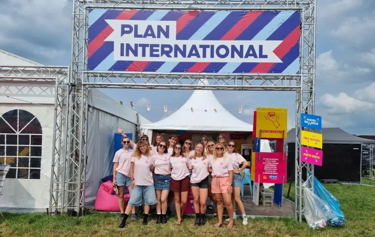 Photo de groupe au Camping Chill de Pukkelpop devant le stand de sensibilisation.