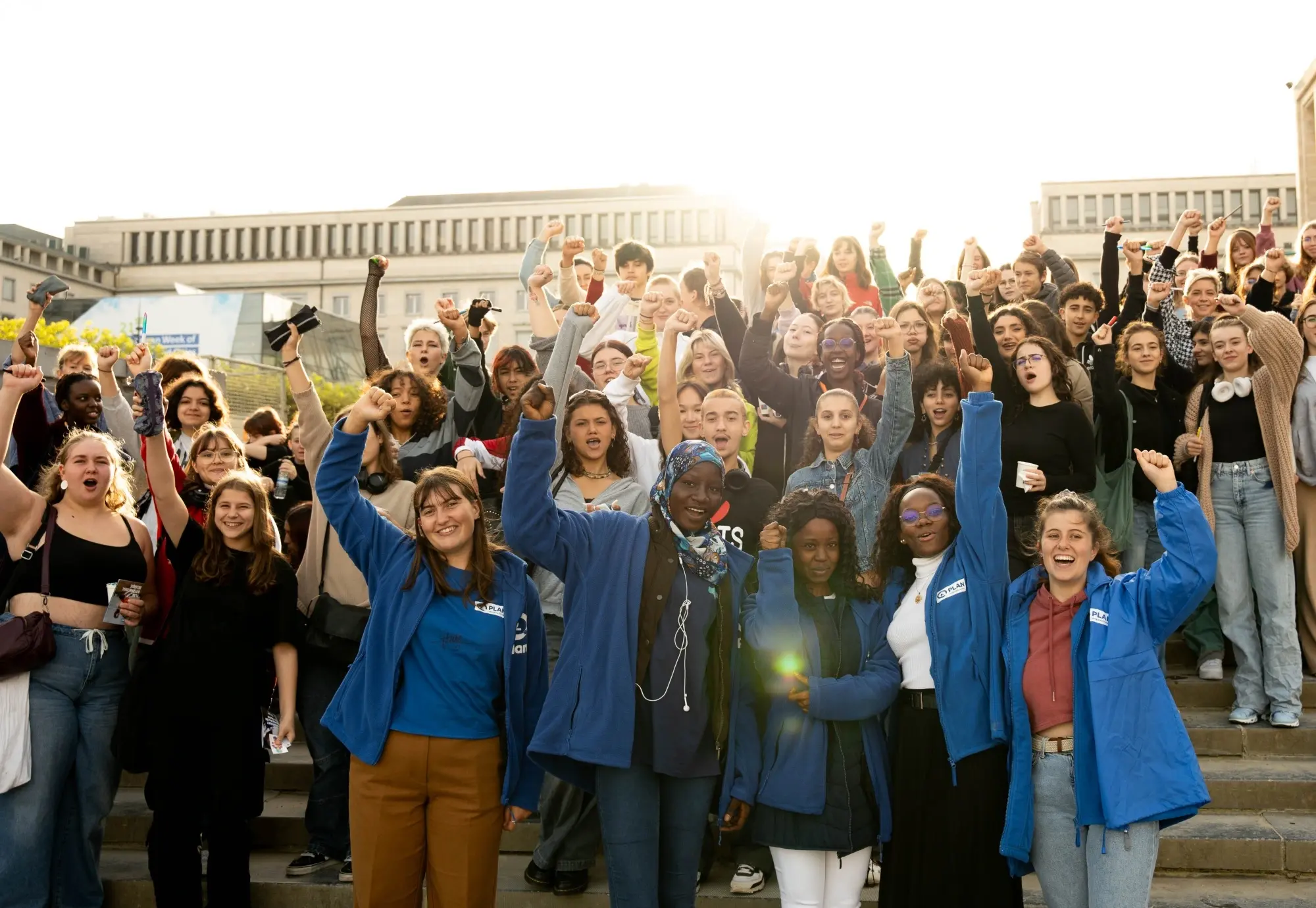De jeunes volontaires sur les marches du Mont des Arts à Bruxelles participent à une action de sensibilisation de Plan International Belgique pour l’éducation des filles et l’égalité. 